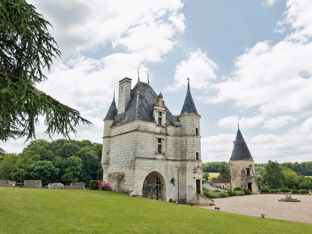 Visiter le château de Montpoupon : le château avec vue sur la vallée
