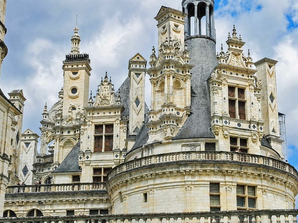 Visiter le château de Chambord : cheminées, Tour Lanterne et châpiteaux sculptés
