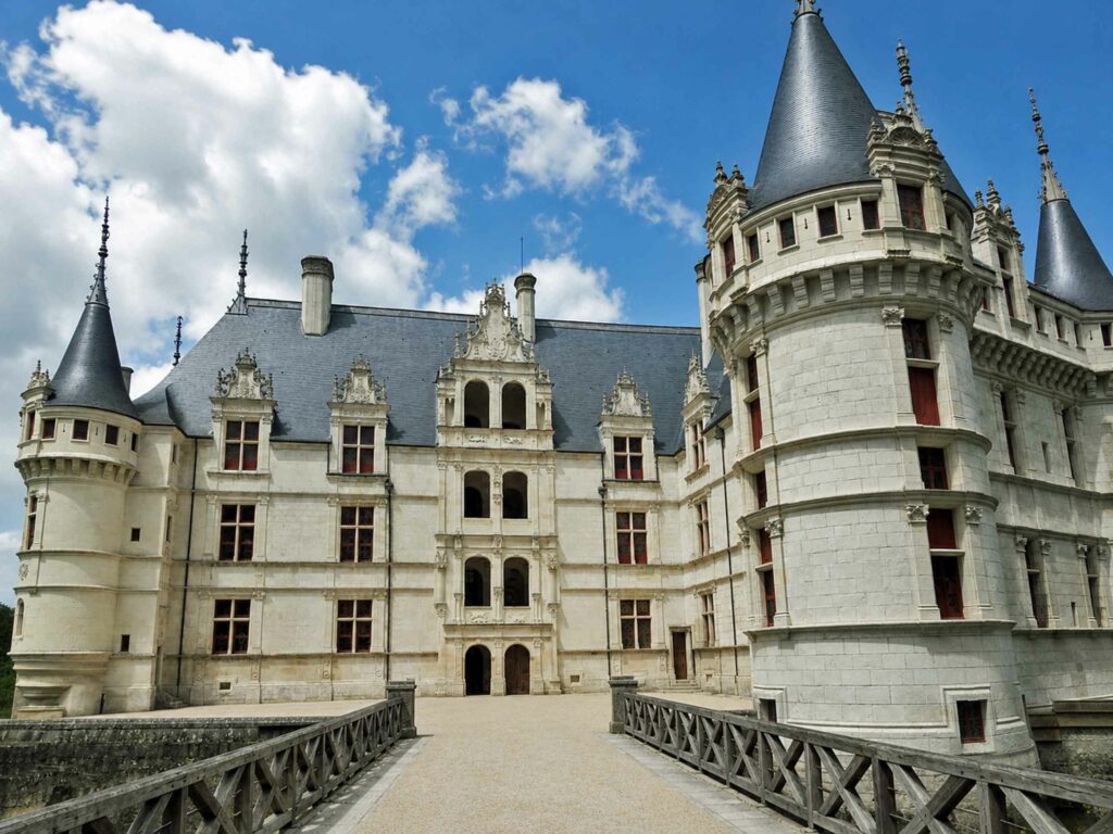 Visiter le château d'Azay-le-Rideau : Cour d'honneur façade nord