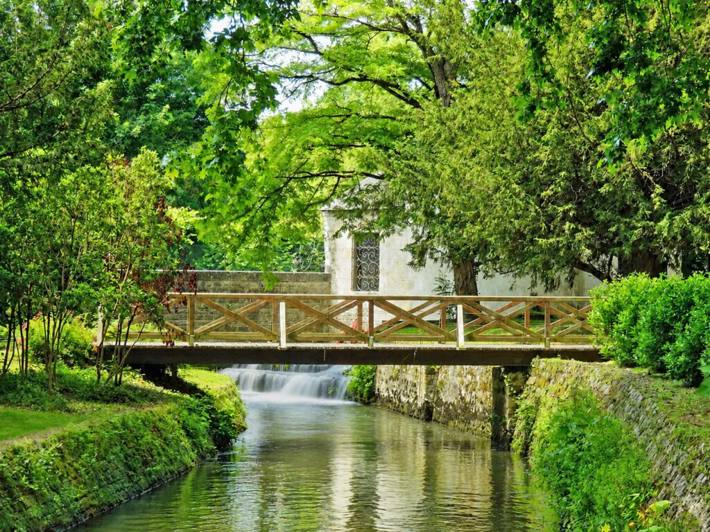 Visiter le château d'Azay-le-Rideau : cascade sur l'Indre dans le parc du château