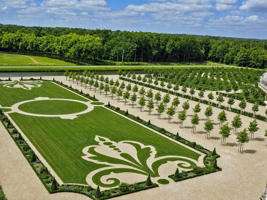 Visiter le château de Chambord : Fleur de Lys dans les jardins à la française