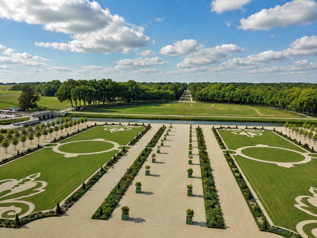 Visiter le château de Chambord : perspective sur l'allée de 4,5 km