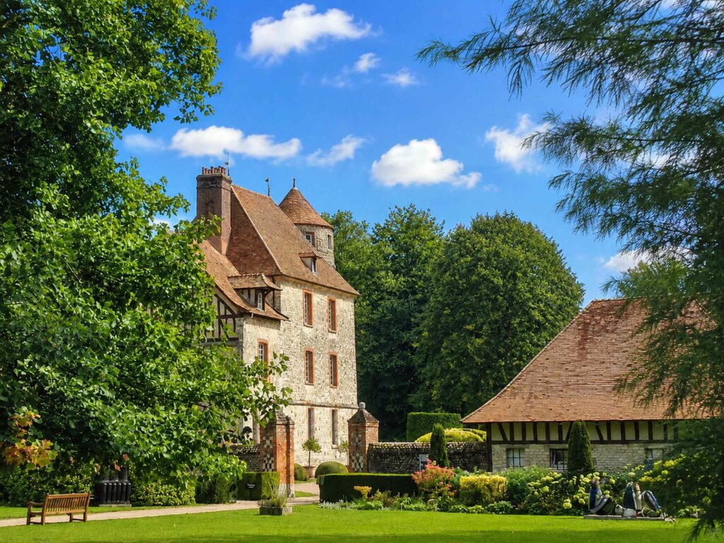 Que voir au Château de Vascoeuil : entrée dans le parc du château