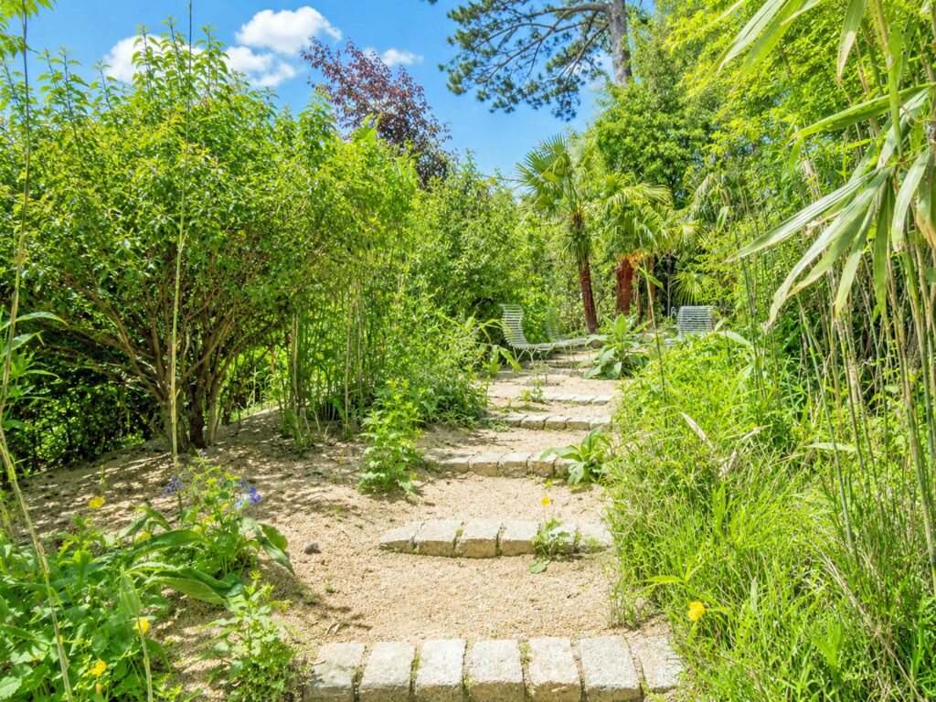 Découvrer le Jardin Agapanthe : allée dallée