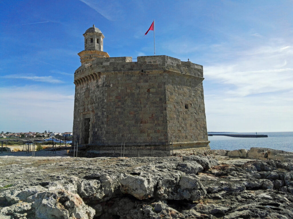 A la découverte de l'île sauvage de Minorque : Le Castell de Sant Nicolau à Ciutadella sur l'île de Minorque