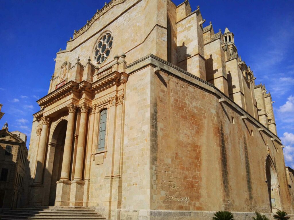 A la découverte de l'île sauvage de Minorque : cathéddrale deSanta Maria à Ciutadella sur l'île de Minorque