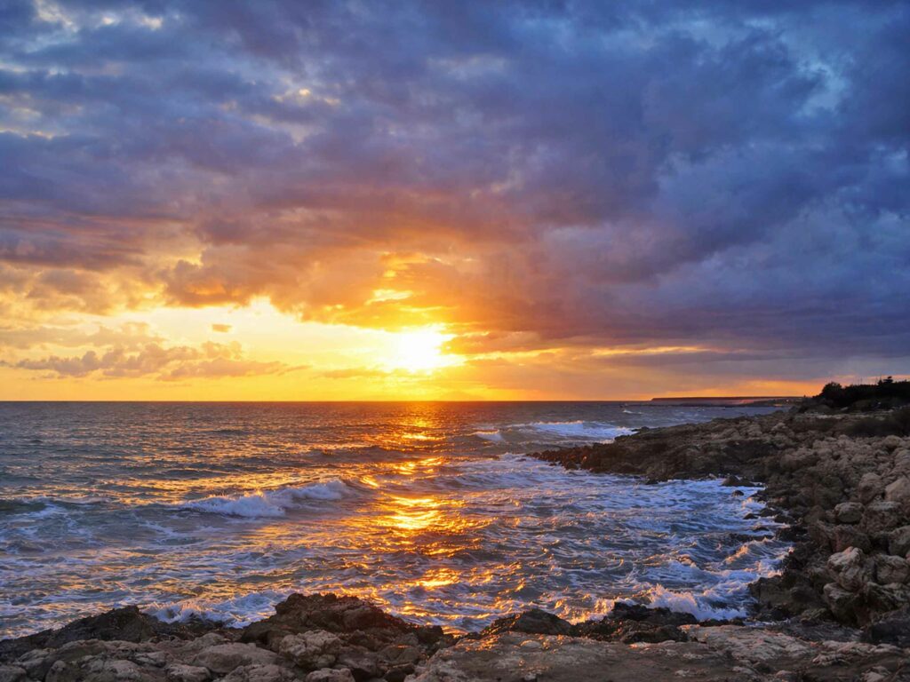 A la découverte de l'île sauvage de Minorque  : coucher de soleil à Tomàs au sud de Minorque 