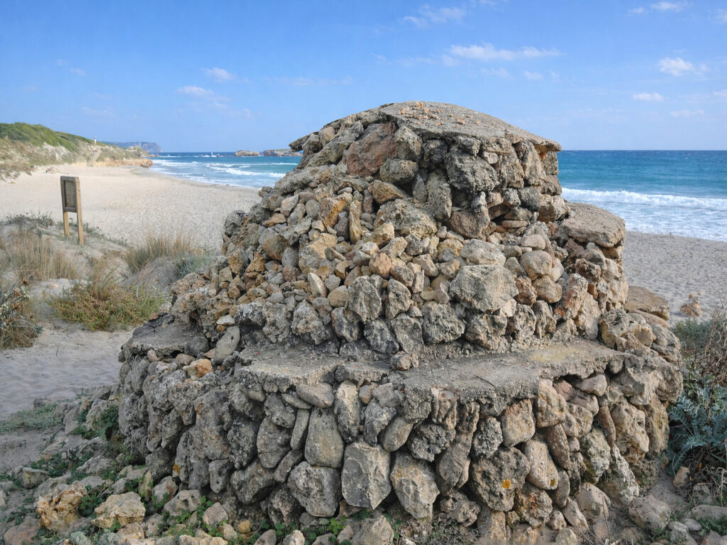 A la découverte de l'île sauvage de Minorque : structure préhistorique sur la plage de Binigaus