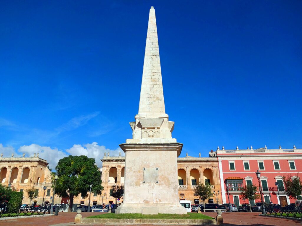 A la découverte de l'île sauvage de Minorque : obélisque à Ciutadella en hommage à la résistance