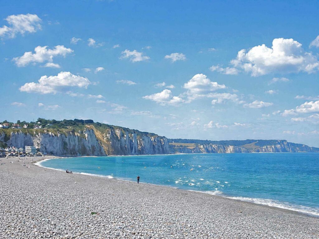 Week-end sur la Côte d'Albâtre : Plage de galets à Dieppe à marée haute