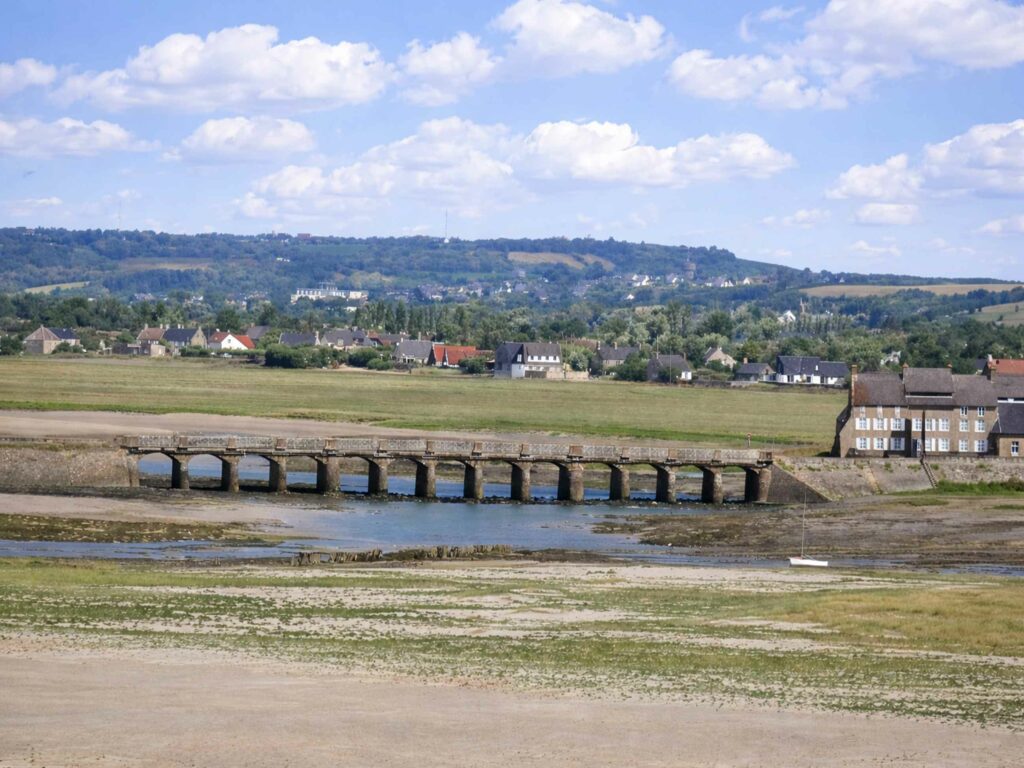 Séjour dans l'ouest Cotentin : pont aux 13 arches sur le havre de Port-Bail