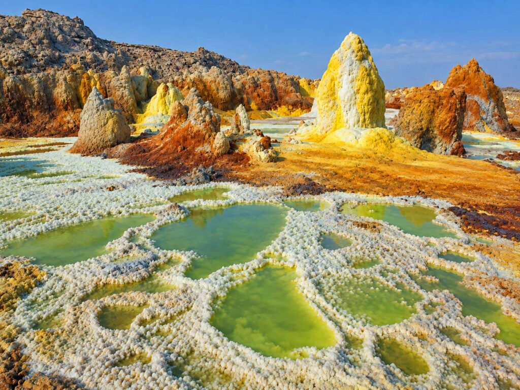 Découvrir le Dallol volcan de soufre : Geysers et concrétions minérales