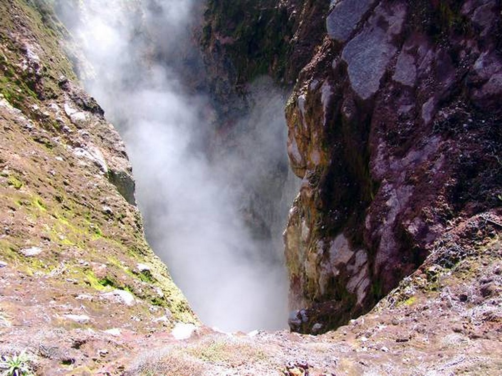 Excursion à la Soufrière : fumerolles de soufre