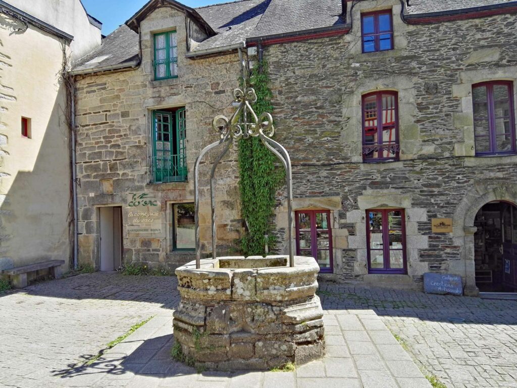 Road-trip dans le Morbihan : Place du puirts à Rochefrot-en-Terre