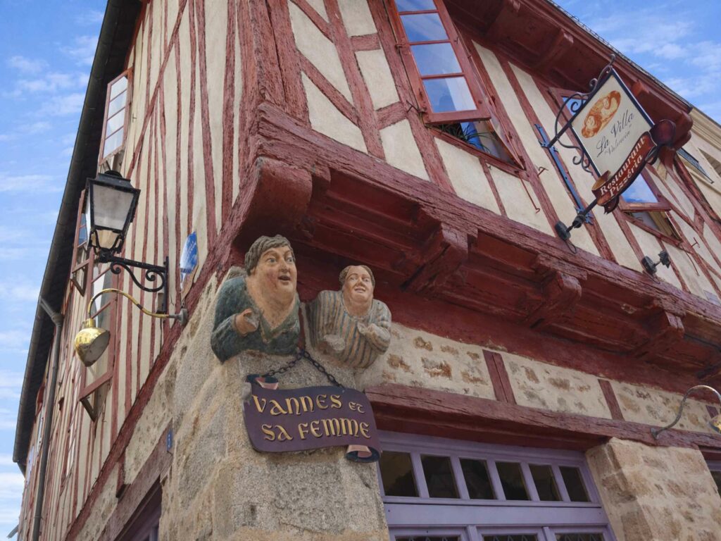 Road-trip dans le Morbihan : Monsieur et Madame Vannes, sculpture en granit dans une maison du XVIe siècle