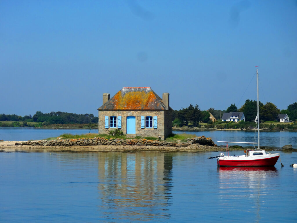 Road-trip dans le Morbihan : Maison aux volets bleus suur l'îlot Nichtarguer à Saint-Cado