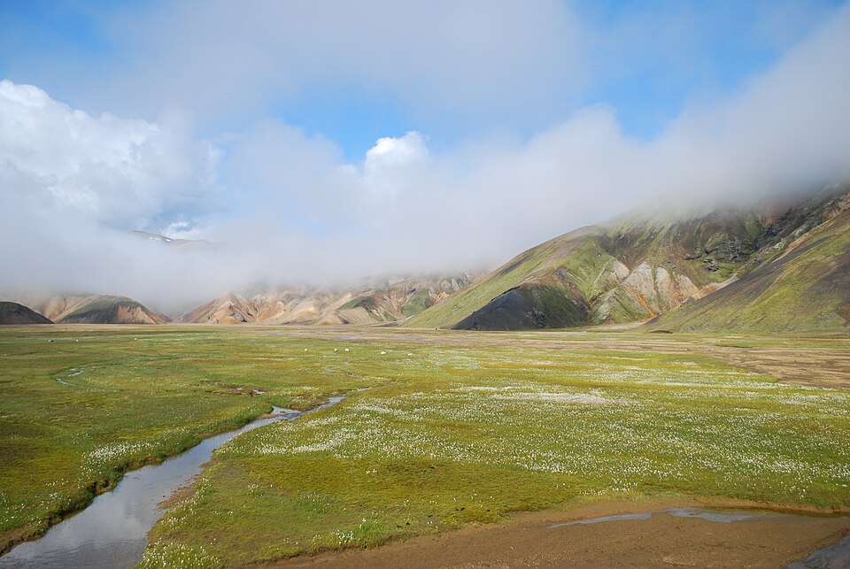 Randonnée dans le Landmannalaugar : plaine verdoyante et source chaude By Chmee2Valtameri