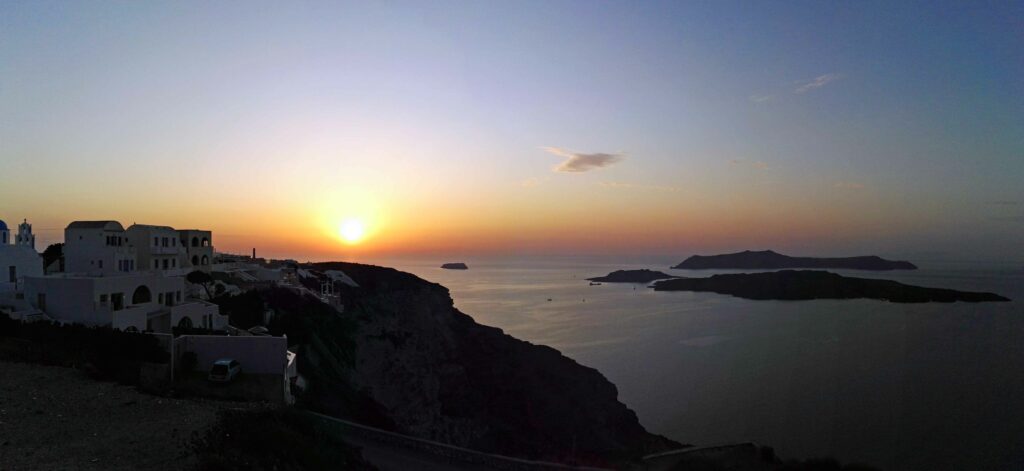Découvrir Santorin en une Coucher de soleil sur le volcan Nea Kameni