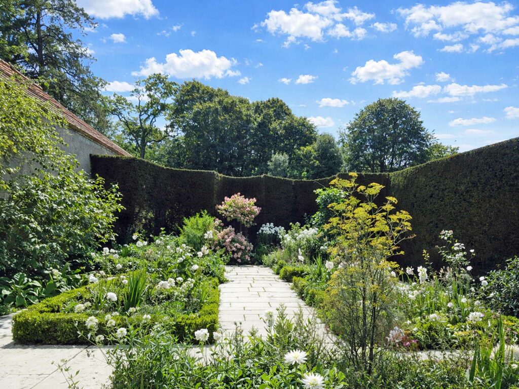 Visiter le Bois des Moutiers en Normandie : jardin blanc du Bois des Moutiers