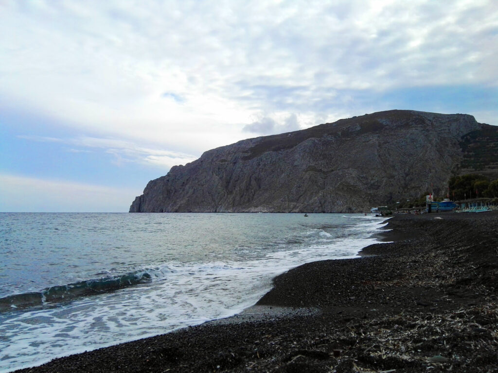 Découvrir Santorin en une semaine
Sable noir à Kamari