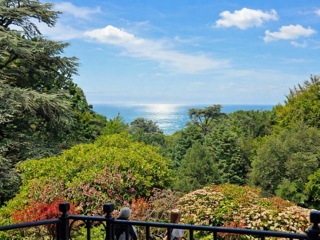 Visiter le Bois des Moutiers en Normandie : le parc avec vue sur mer
