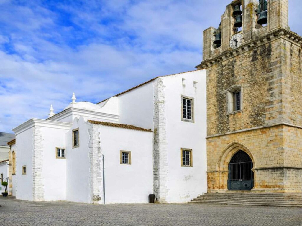 Que faire et voir en Algarve au Portugal : La cathédrale Sé de Faro, édifiée par les wisigoths est dédiée à Sainte-Marie.