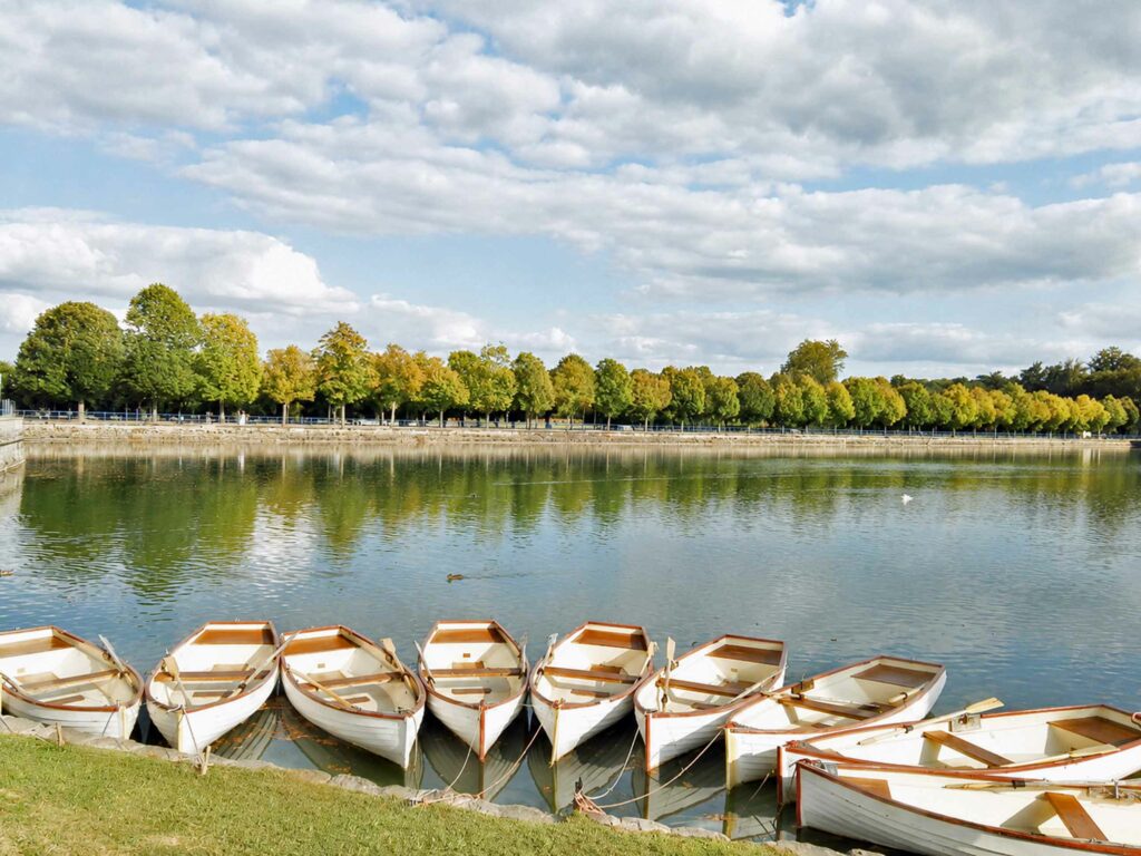 Visiter le Château de Fontainebleau : barques sur l'étang aux carpes