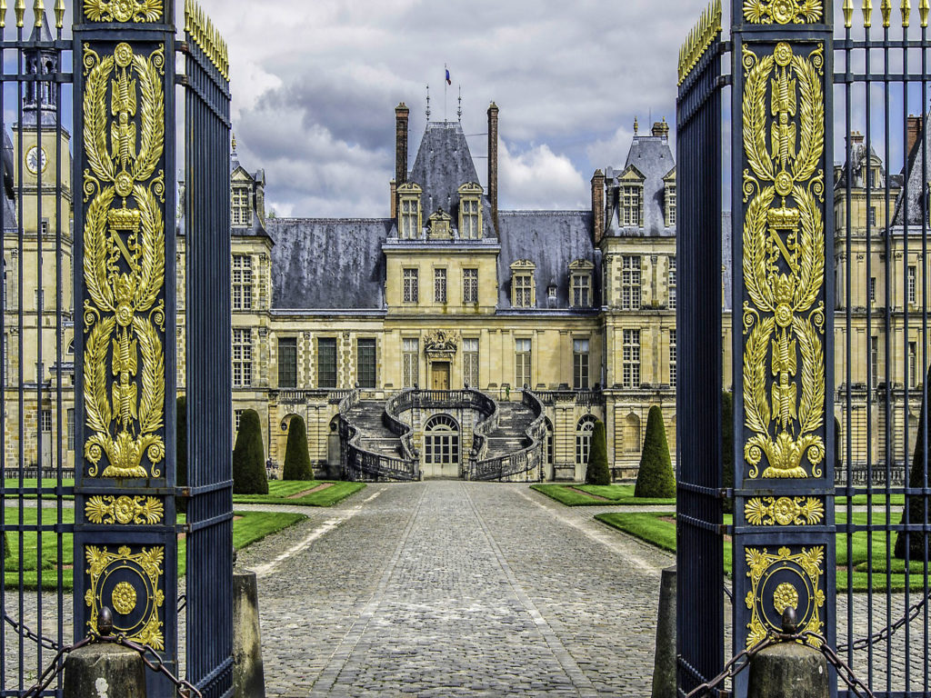 Visiter le Château de Fontainebleau : grille d'honneur sur la place d'Armes