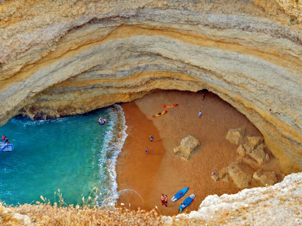 Que faire et voir en Algarve au Portugal :  Grotte de Benagil et son ouverture circulaire