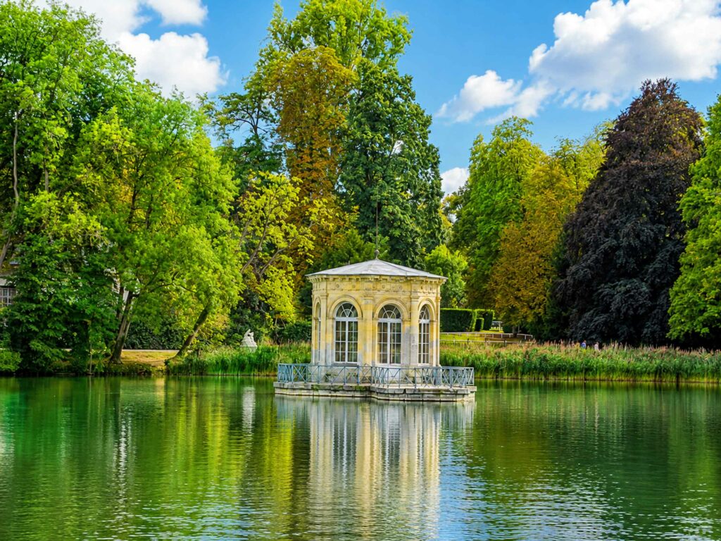 Visiter le Château de Fontainebleau : le petit pavillon sur l'étang aux carpes