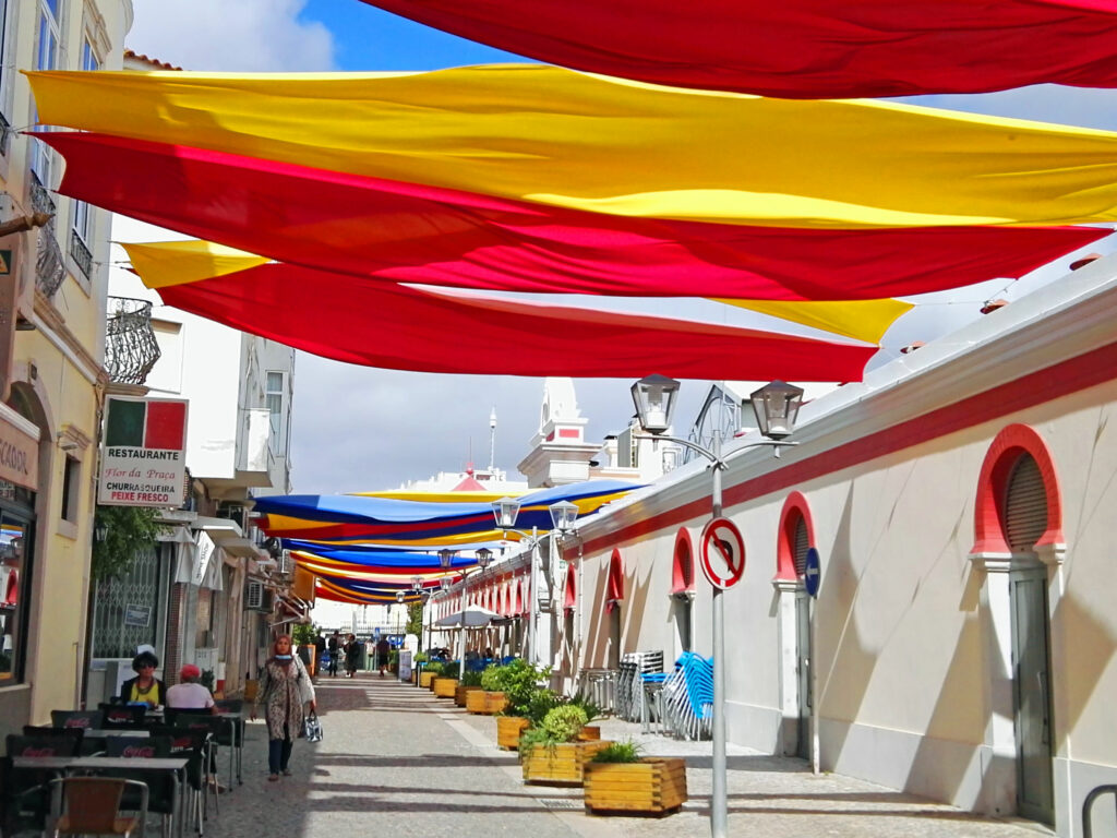 Que faire et voir en Algarve au Portugal : Ruelle pittoresque de Loulé en Algarve