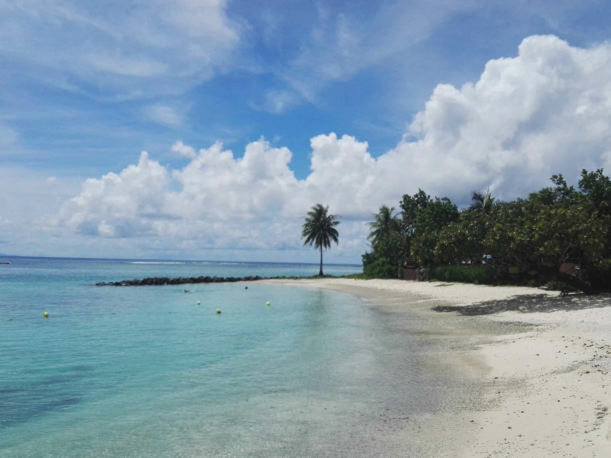 Huahine en 3 jours  Plage de sable blanc du village de Fare