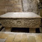 Que découvrir à Bordeaux : Sarcophage en pierre crypte basilique Saint-Seurin