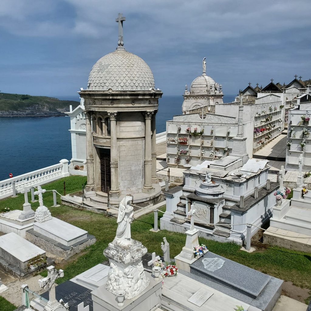 Le cimetière blanc surplombant la ville