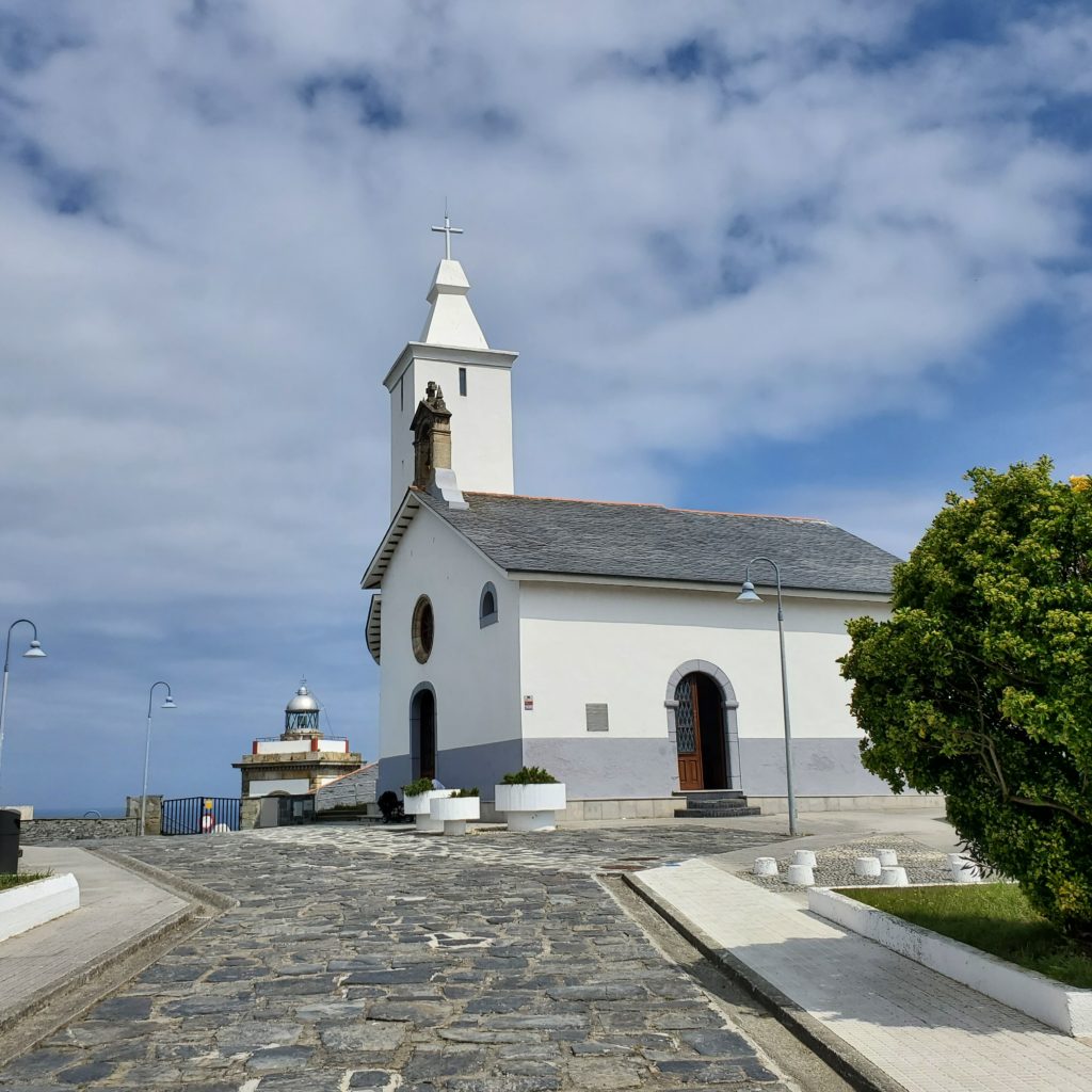 La chapelle aux pieds du phare