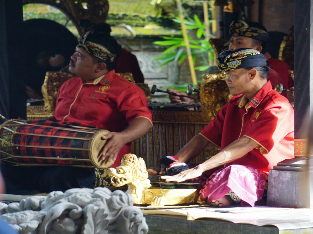 Que visiter à Bali en 10 jours. Orchestre de gamelans accompagnant les danses mythiques. 