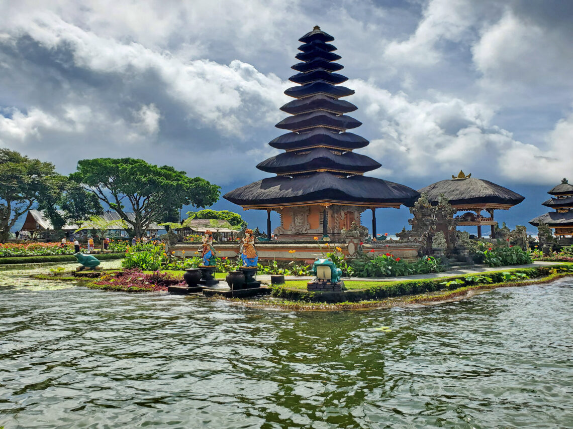 Temple d'Ulun Danu Bratan construit sur des îlots sur le Lac Batran