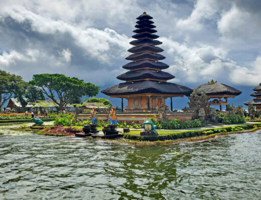 Temple d'Ulun Danu Bratan construit sur des îlots sur le Lac Batran