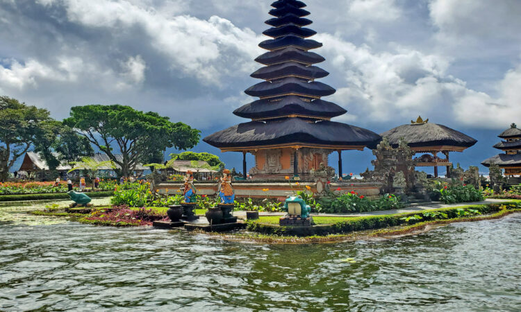 Temple d'Ulun Danu Bratan construit sur des îlots sur le Lac Batran