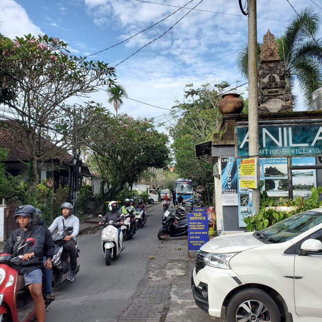 Que visiter à Bali en 10 jours. Circulation dans Ubud. Les scooters prédominent pour mieux se faufiler.