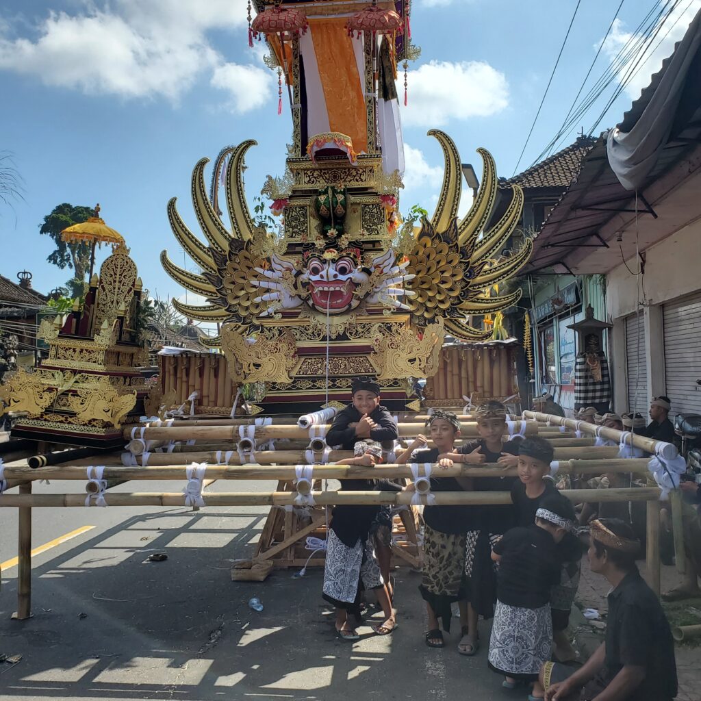 Que visiter à Bali en 10 jours. Convoi funéraire qui sera porté par 50 personnes