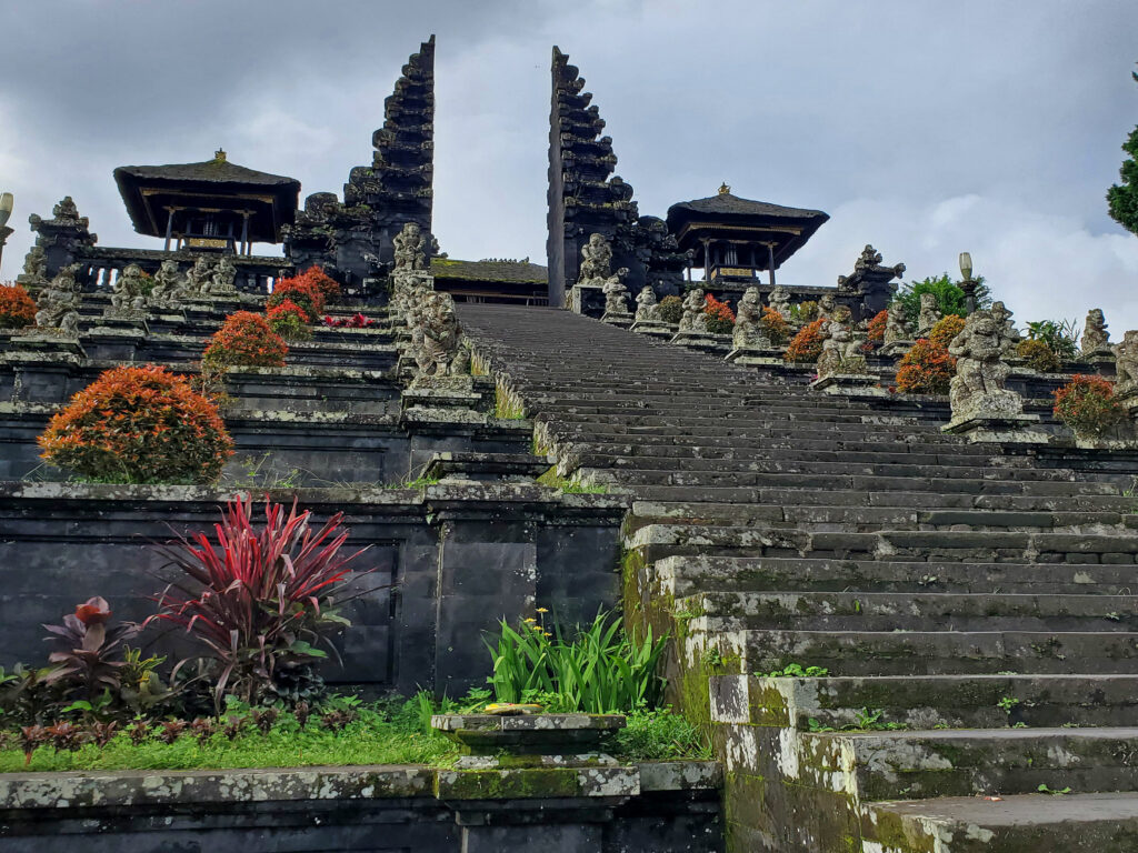 Que visiter à Bali en 10 jours. Accès Pura Penaratan réservé aux cérémonie et interdit aux visiteurs, temple de Besakih