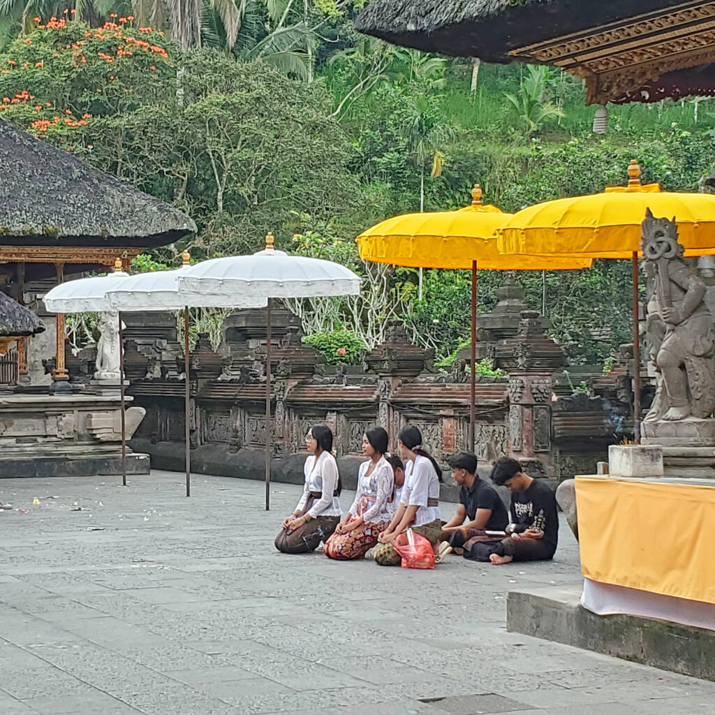 Que visiter à Bali en 10 jours. Prières à Tirta Empul