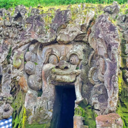 Que visiter à Bali en 10 jours. Le démon Boma à l'entrée de la grotte de Goa Gajah