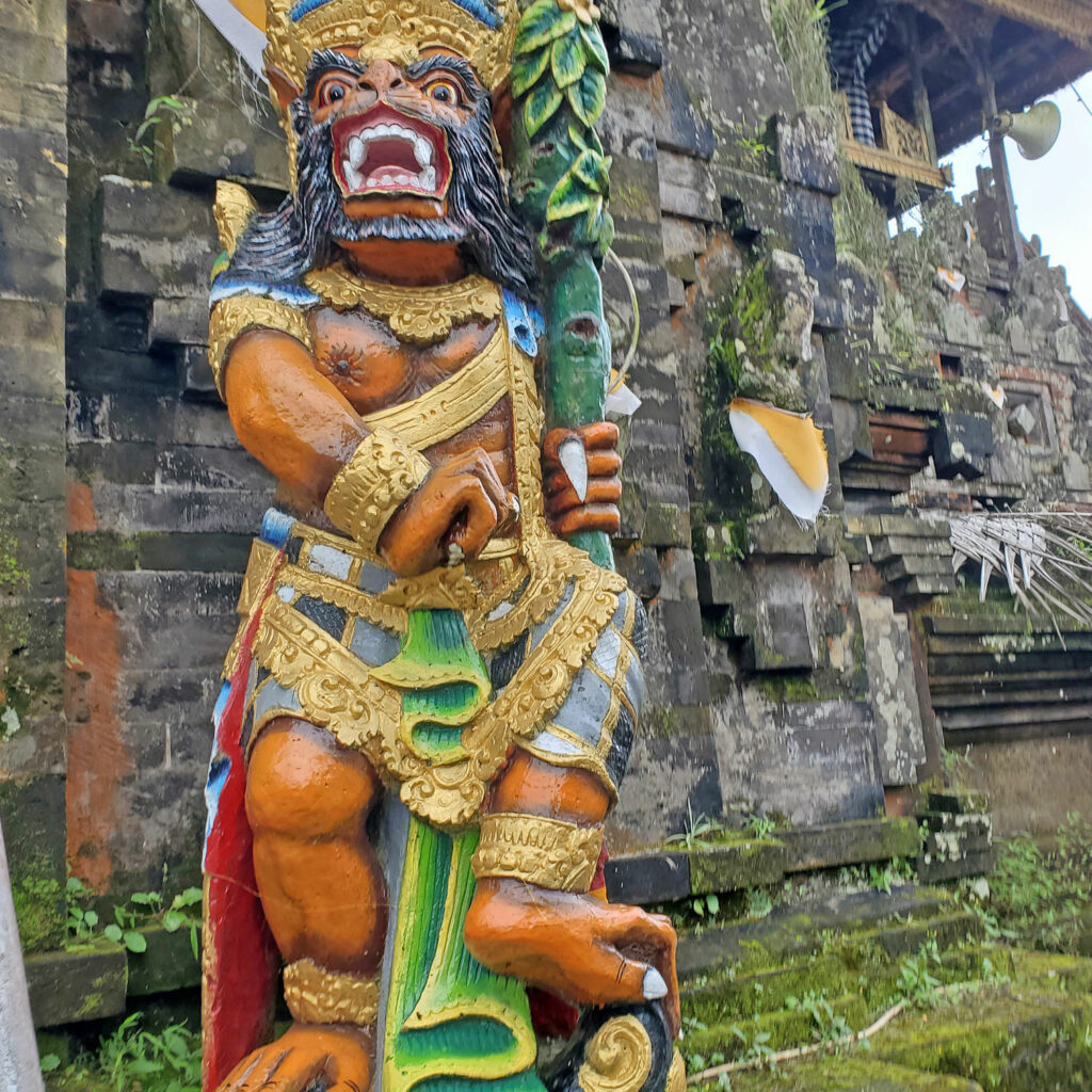 Que visiter à Bali en 10 jours. Gardien avec sa massue à Ulun Danu Batur