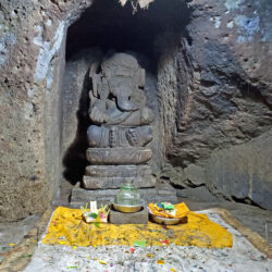 Que visiter à Bali en 10 jours. Offrandes à Ganesh à Goa Gajah