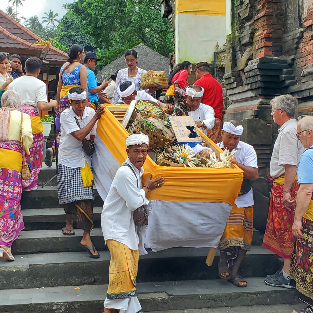 Que visiter à Bali en 10 jours. Offrandes à Tirta Empul lors d'une processions