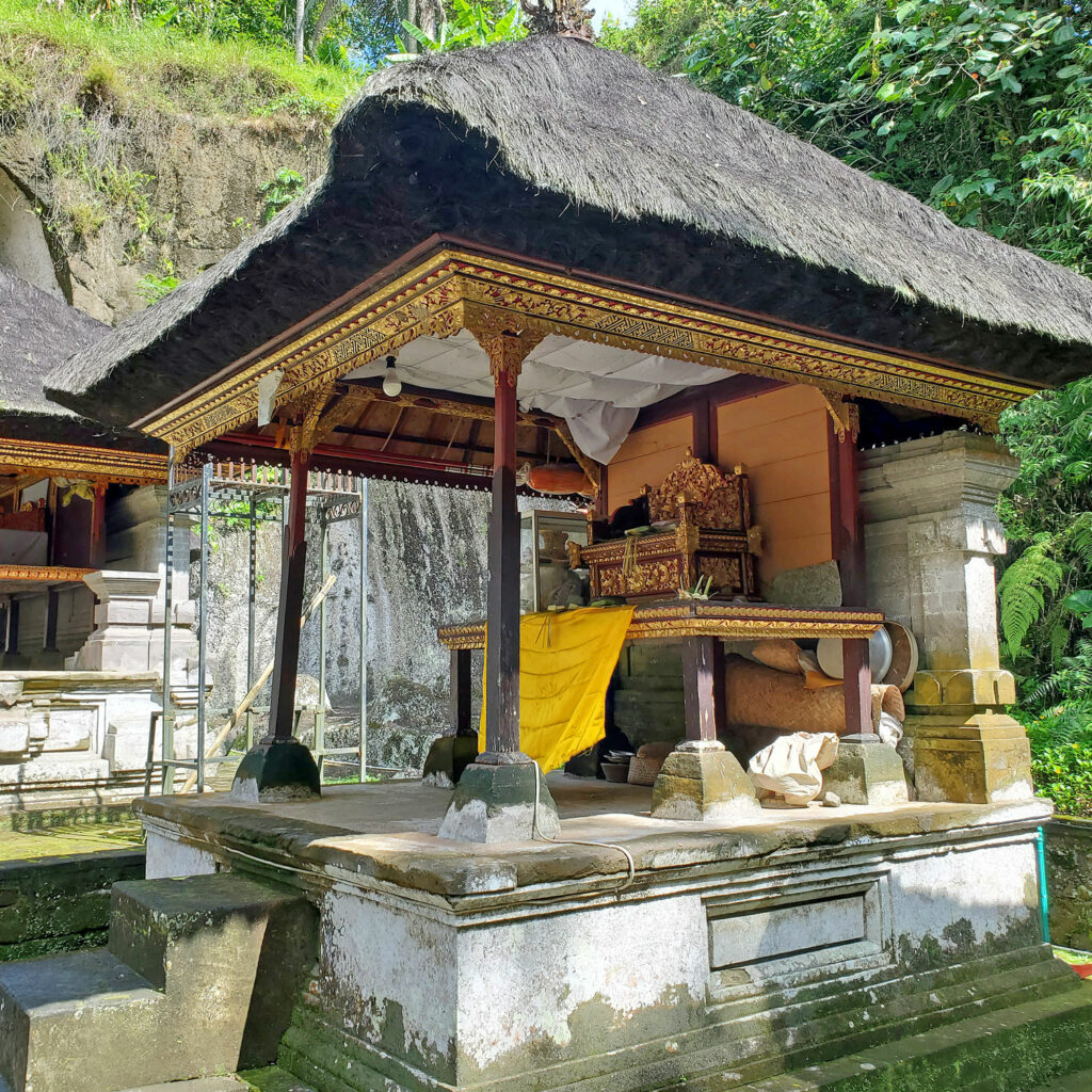 Que visiter à Bali en 10 jours. Table d'offrandes avec tissu sacré à Gunung Kawi