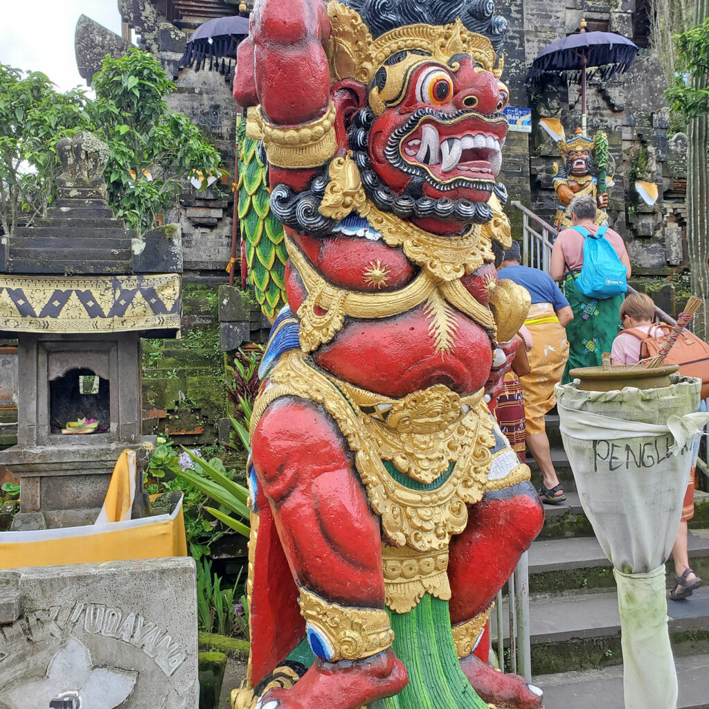 Que visiter à Bali en 10 jours. Gardien à tête de Barong à Ulun Danu Batur