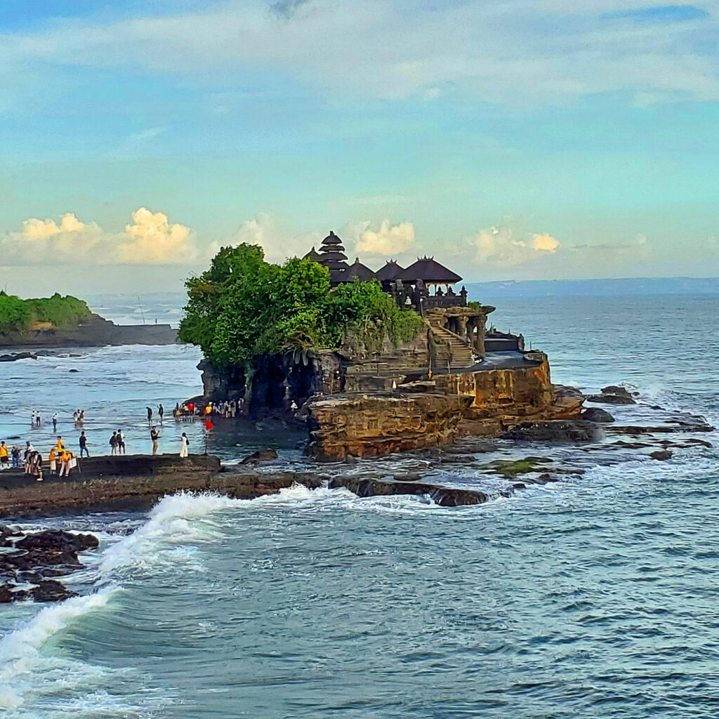 Que visiter à Bali en 10 jours. Tanah Lot est dédié à Dewi Baruna dieu de la mer et protège spirituellement l'île.